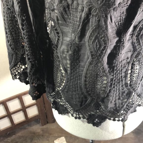 Gorgeous blouse boat neckline, embroidered with lace Banana Republic small NWOT - Picture 12 of 16